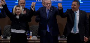 Afyonkarahisar’da Burcu Köksal ile birlikte 8blediye meclis üyesi AK Parti’ye geçti