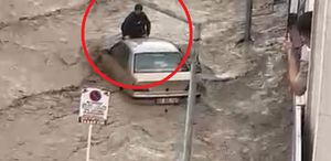 Havza’da sel sularına kapılan genç, aracın üzerinde hayata tutundu