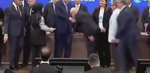 Rozeti taktı, Cumhurbaşkanı Erdoğan’ın elini öptü