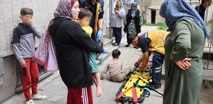Balkonda oynayan iki kardeşin başına gelen yürekleri ağza getirdi