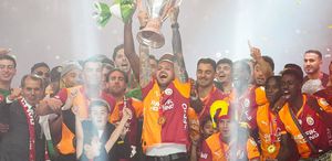 Galatasaray 26. şampiyonluğunu kutluyor Sarı-kırmızılılar kupasını kaldırdı