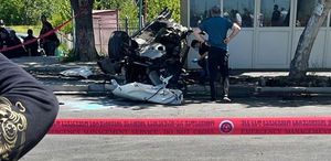 Gürcistan’ın doğusunda bulunan Gardabani kentinde ağaca çarpan otomobilin hurdaya döndüğü kazada 20 yaşın altındaki 7 kişi hayatını kaybetti. Feci kaza çevredeki güvenlik kameralarına yansıdı.