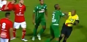 Kırmızı görünce çıldırdı, hakemi dövmeye kalktı Tepkiler çığ gibi