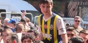 Fenerbahçeli taraftar, Galatasaray’ın şampiyonluk kutlamasına katıldı