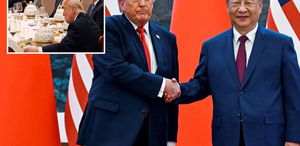 Şi masadan kalktı, Trump dayanamayıp gizlice defterini karıştırdı