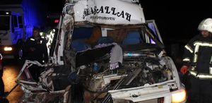 Aksaray’da minibüs tıra çarptı: 12 yaralı
