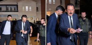 Ertoşi aşiretinin lideri İskender Ertuş aracından iner inmez deste deste para dağıttı
