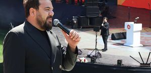 AK Parti’nin sahnesine çıkan Eser Yenenler’e her kesimden tepki var