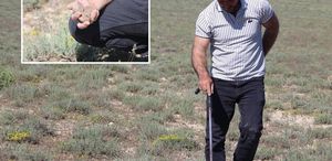 Demir çubukla arayıp buluyor, günde 40 kilo topluyor: Evini, arabasını ve arsasını aldı bile
