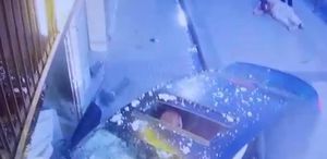 Şişli’de kontrolden çıkan lüks otomobil dükkana daldı: O anların görüntüsü ortaya çıktı