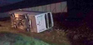 Taraftarları taşıyan midibüs devrildi, 27 taraftar yaralandı