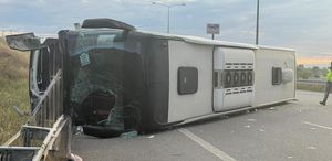 Susurluk’ta yolcu otobüsü devrildi: 25 yaralı