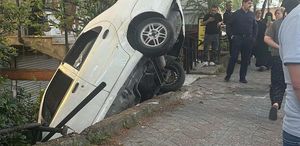 Beyoğlu’nda alkollü sürücü önce taksiye çarptı, ardından binanın merdiven boşluğuna düştü