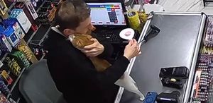 Dükkanının önünde bulduğu kedisiyle her gün kucaklaşıyor