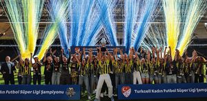 Şampiyon Fenerbahçe arsaVev, kupasını kaldırdı