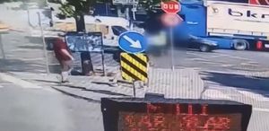 Dolmabahçe’de minibüsün çarptığı kadın trafik polisi ağır yaralandı kaza kamerada
