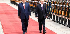 Şi’den Trump’a üstü kapalı gönderme Putin’i kırmızı halıyla karşıladı