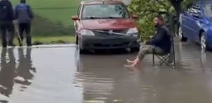 Göle dönen yolda olta ile balık tutmaya çalıştı