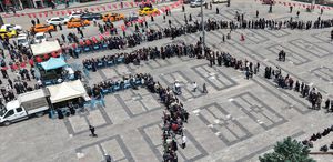 Ücretsiz fideyi duyan koştu, saatler öncesinden sıraya girdiler