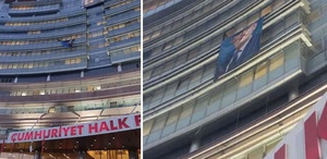 CHP Genel Merkezi’ne Özel’in pankartı asıldı