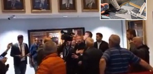 CHP Genel Merkezi’nde arbede: Kılıçdaroğlu’nun fotoğrafı indirildi, ayaklar altına alındı
