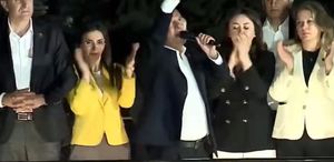 Özel, CHP Genel Merkezi önünde toplanan kalabalığa seslendi: Hiçbir yere gitmiyorum