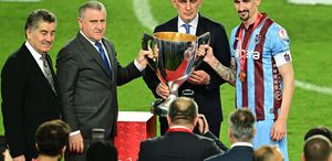 Polemik yaratan görüntü Trabzonspor’a şampiyonluk kupasını İbrahim Hacıosmanoğlu verdi