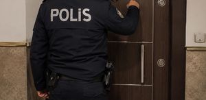 Polis memuru, baskına gittiği evdeki genç kadına tecavüze kalkıştı