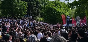 Bilgi Üniversitesi’nde eyleme devam eden öğrencilere polisten müdahale