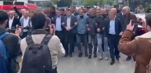 CHP Genel Merkezi’ndeki arbedeyi başlatan görüntüler Kol kola girip yürüdüler