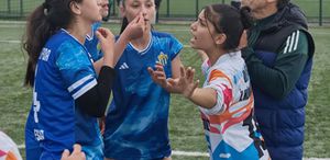 Kadın futbol takımı oyuncuları sahada birbirine girdi: 5 kırmızı kart