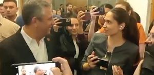 Özgür Özel’den, sözlü saldırıya uğrayan kadın gazeteciye: Kusura bakma, çok üzüldüm