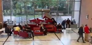 CHP Genel Merkezi’nde kapının önüne koltuklar koyuldu