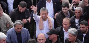 Özgür Özel, CHP Genel Merkezi’nden ayrıldı: Geri gelmek üzere çıkıyorum