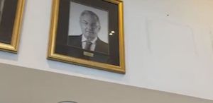Özgür Özel’in CHP Genel Merkezindeki fotoğrafı indirildi