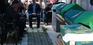 5 kişilik aile yan yana toprağa verildi Muhtarın sözleri kahretti: Çocuklar paramparça olmuş