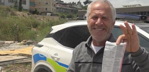 Trafik cezası yiyince mutlu oldu, polisleri tek tek tebrik etti