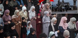 Gazze’de bayram namazı yıkılan camilerin enkazında kılındı