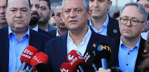 Özel’den namaz çıkışı “Yeni parti kuracak mısınız“ sorusuna net yanıt