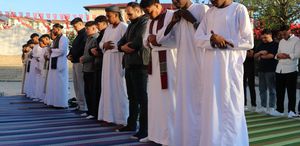 Yöresel kıyafetleriyle tarihi camide bayram namazı kıldılar