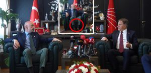 İYİ Parti Grup Başkanvekili Poyraz konuştukça gözler pantolonuna kaydı