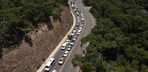 Fethiye’deki Ölüdeniz’de bayram yoğunluğu sürüyor