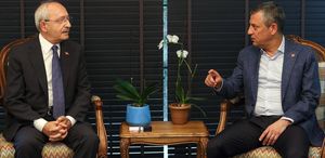 CHP’de olağanüstü kurultay için süreç başladı Özgür Özel: İlk imzalar atıldı