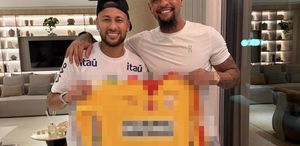 Melo, Neymar’a Galatasaray forması hediye etti