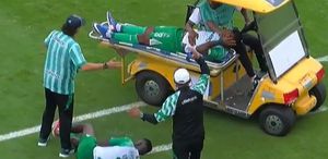 Sakatlanan oyuncuyu taşıyan ambulans, başka bir futbolcuya çarptı