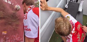 Odegaard’ın taraftarlara fırlattığı top hiç olmaması gereken kişiye isabet etti