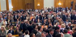 CHP grup salonunda hıncahınç kalabalık Vekillerin hepsi aynı sloganı attı
