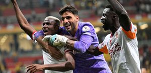 Galatasaray’da sürpriz Gidecek deniyordu, takımda kalıyor
