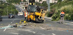 Küçükçekmece’de çekiciyle taşıdığı iş makinesinin altında kalan sürücü öldü