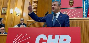 CHP’nin grup toplantısı başladı Özgür Özel partililere hitap ediyor